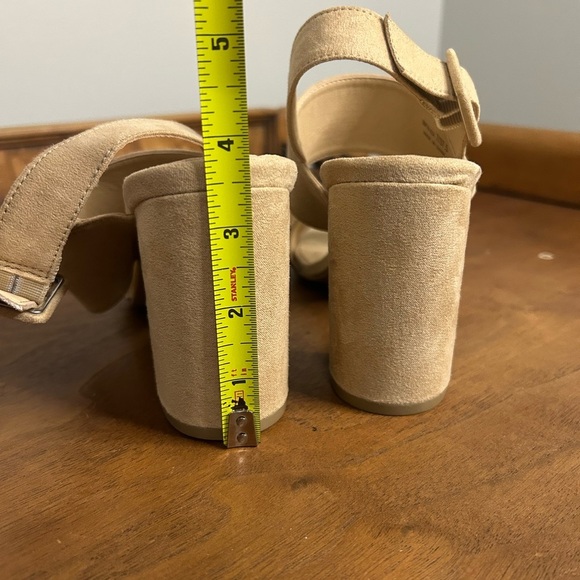 Chinese Laundry Tan Sandals - Picture 4 of 8